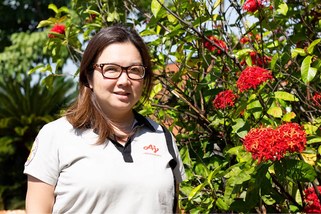 Uma mulher colaboradora da empresa Ajinomoto